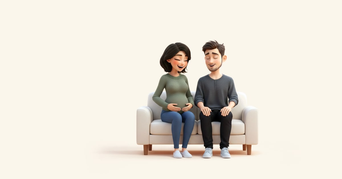 Una embarazada se ríe en el sofá mientras su pareja le canta bajito a la barriga.