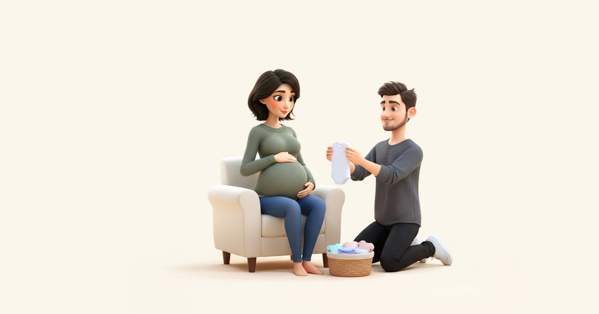 Eine Schwangere sitzt im Sessel, ihr Partner kniet daneben und hält ein winziges Babybody hoch.