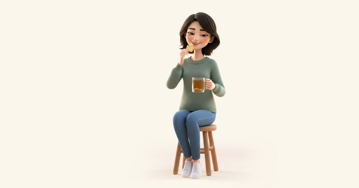 Una mujer mordisquea una galleta salada con una infusión de jengibre, algo mareada pero sonriente.